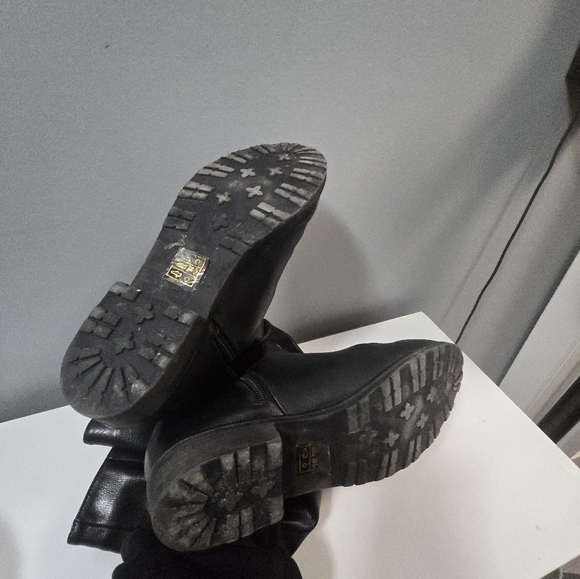 Black tall boots - Picture 2 of 5